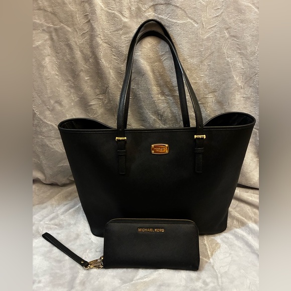 Michael Kors Jetset Extra Large Black Tote with Matching Wallet - Picture 1 of 16